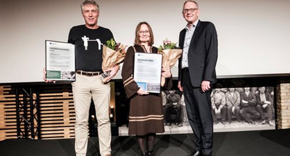Billede af vinderne af BIOFOS Ressourcepris Fra venstre: Arne Palsbirk, Ingeniører Uden Grænser, og Lisbeth M. Ottosen, professor ved DTU, modtog henholdsvis BIOFOS’ Inspirationspris og Ressourcepris, overrakt af John Buur Christiansen, adm. direktør i BIOFOS. Foto: Helle Arensbak.