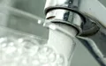 Billede af vandhane der fylder et glas op Billede af vandhane der fylder et glas op
