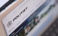 Et tæt billede af en skærm, der viser forsiden af den danske politiets hjemmeside, med "POLITIET" synligt i stor skrift øverst på skærmen.